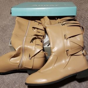 Brand new boots size 9